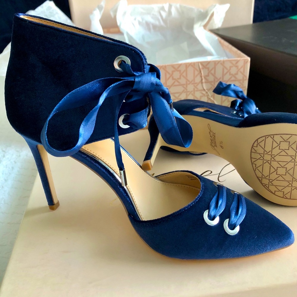 Brand new Navy blue Badgley Mischka pump NWOB